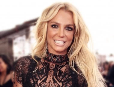 «Το τερμάτισε» η Britney Spears: Στράβωσε το έπιπλο από το ρετούς (φωτο)